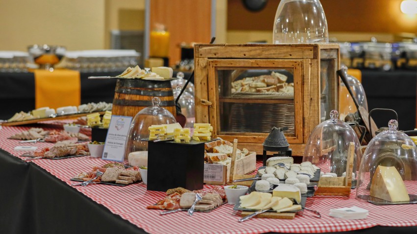 buffet de fromages et de charcuterie